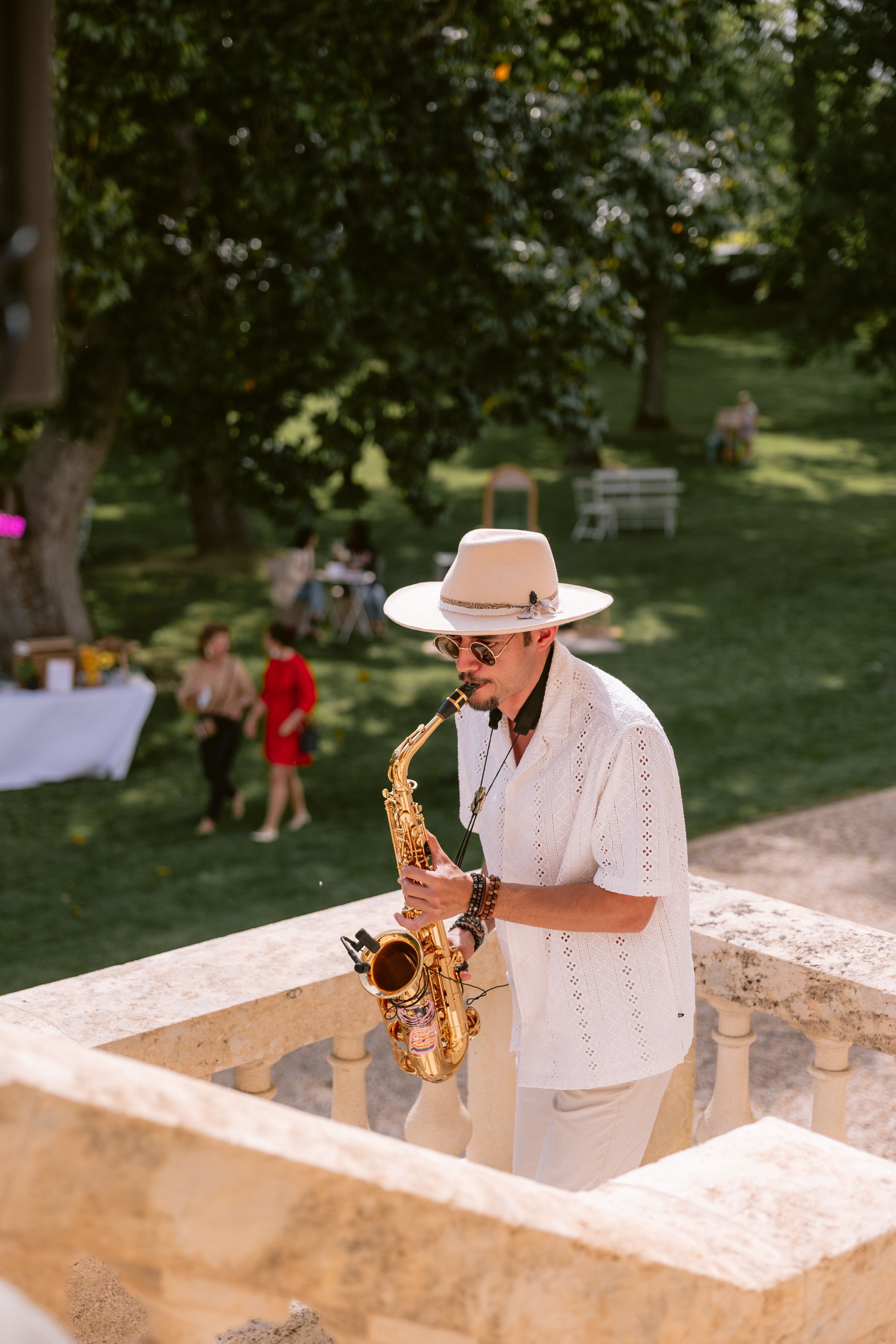 DJ et saxophoniste sur les marches