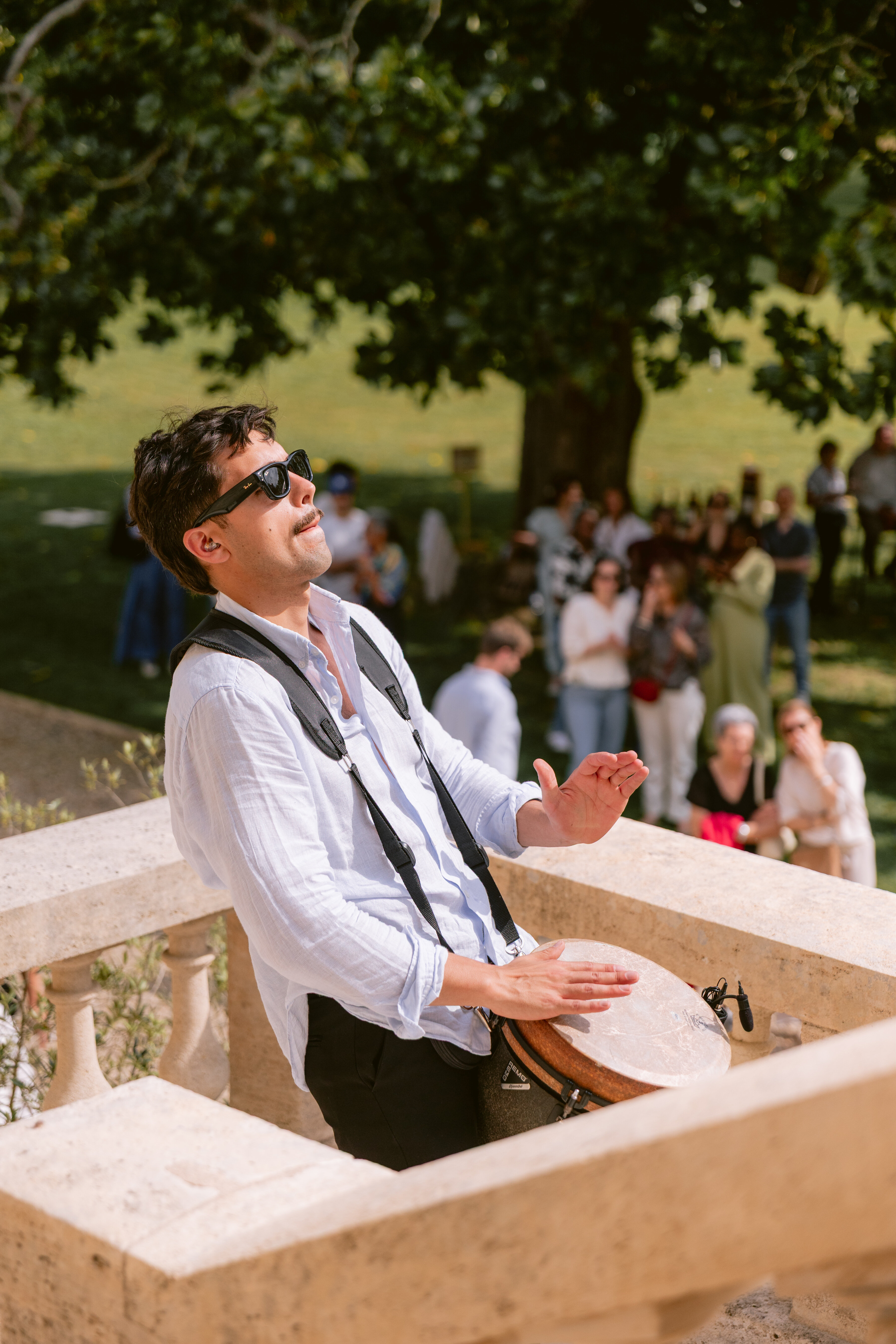DJ en set sur balcon de château